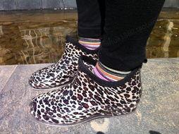 穿白色雨鞋成人过程视频,见证成长与蜕变