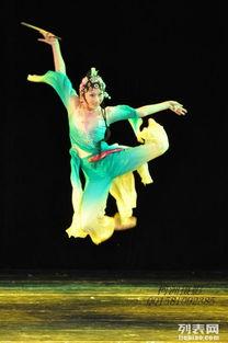 成人独舞舞蹈表演视频,成人独舞的激情演绎